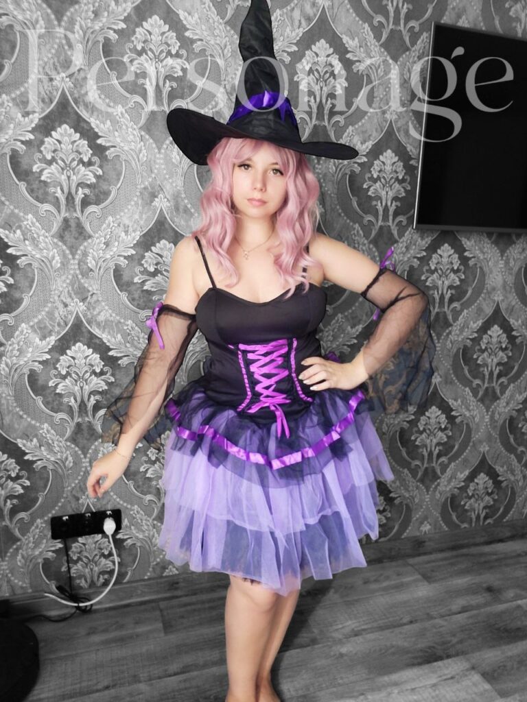 Відьма, фіолетова сукня