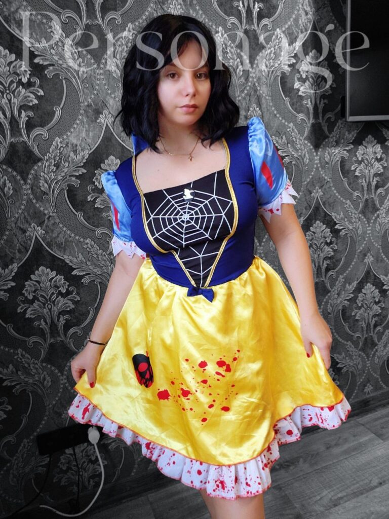Жіночий карнавальний костюм Білосніжки Зомбі в традиційних кольорах (жовтий, синій, червоний) з елементами горору та кривавими плямами, розмір M-L.