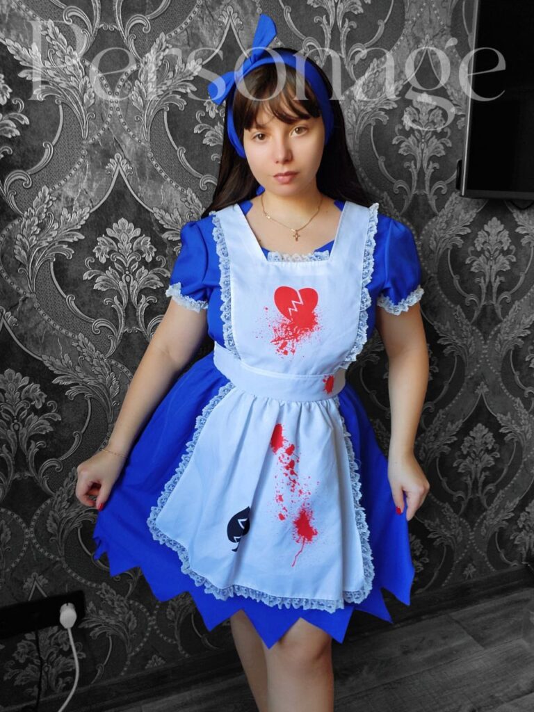 Жіночий костюм Кривава Аліса (Хелловін) яскраво-синього кольору з білим фартухом, прикрашеним імітацією крові.