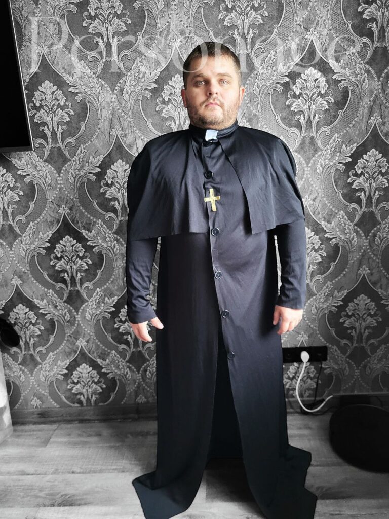 Священик з накидкою