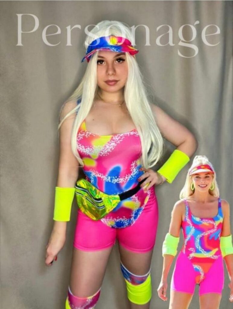 Жіночий костюм Барбі Ролики (Rollerblade Barbie) у стилі 80-х: неоновий рожевий комбінезон, яскрава перука та флуоресцентні аксесуари.
