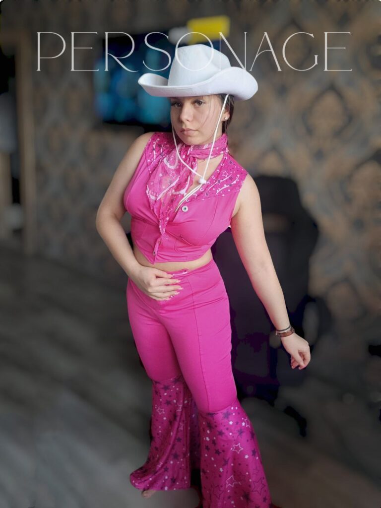 Жіночий костюм Барбі-Ковбойки яскраво-рожевого кольору з білим ковбойським капелюхом та розкльошеними штанами.