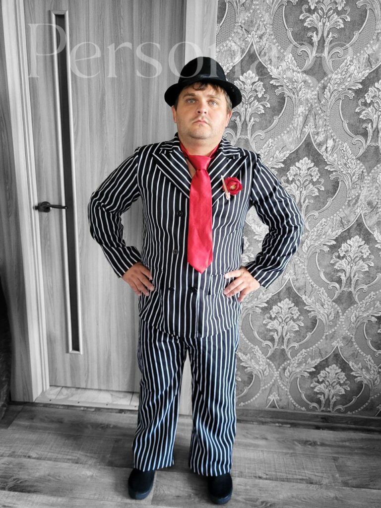 Гангстер, чорний костюм