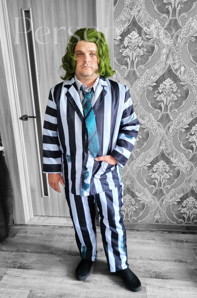 Чоловічий костюм Бітлджус у смугастому піджаку та штанах.