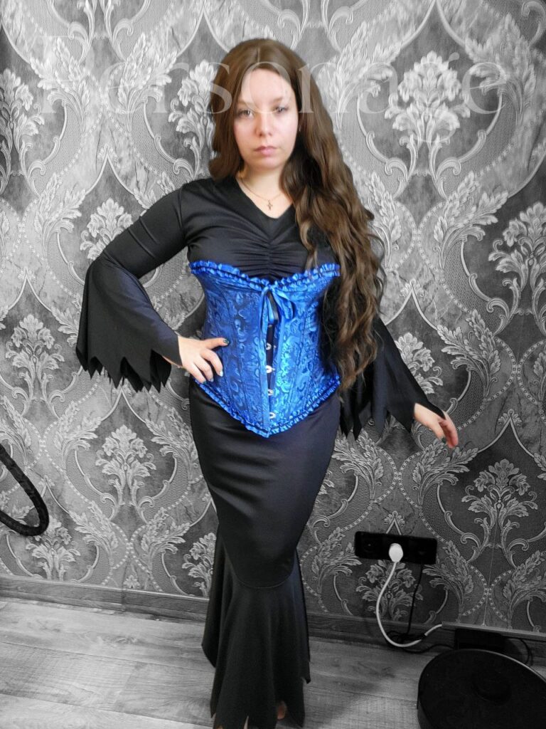 Готична сукня з синім корсетом