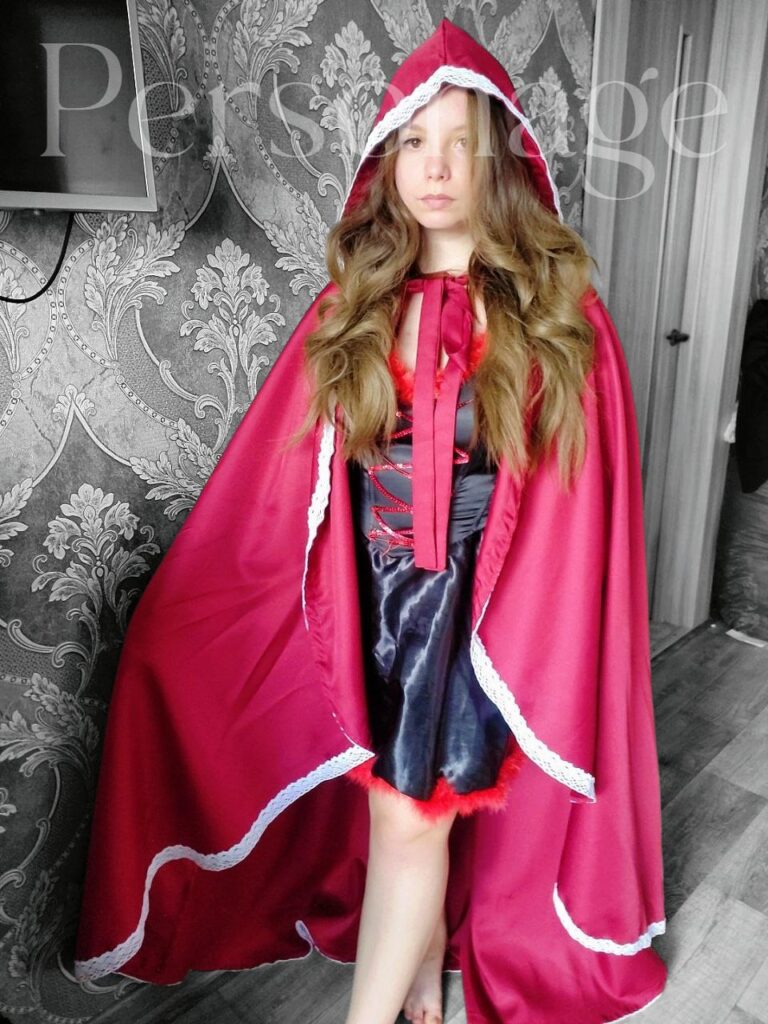 Плащ довгий, червоний капелюшок