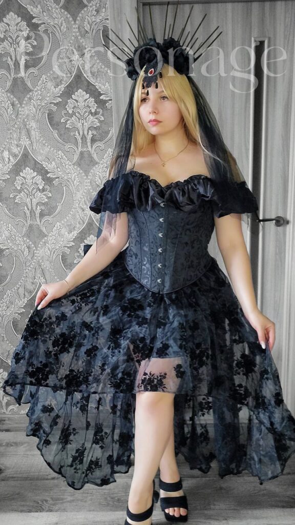 Готична сукня з корсетом