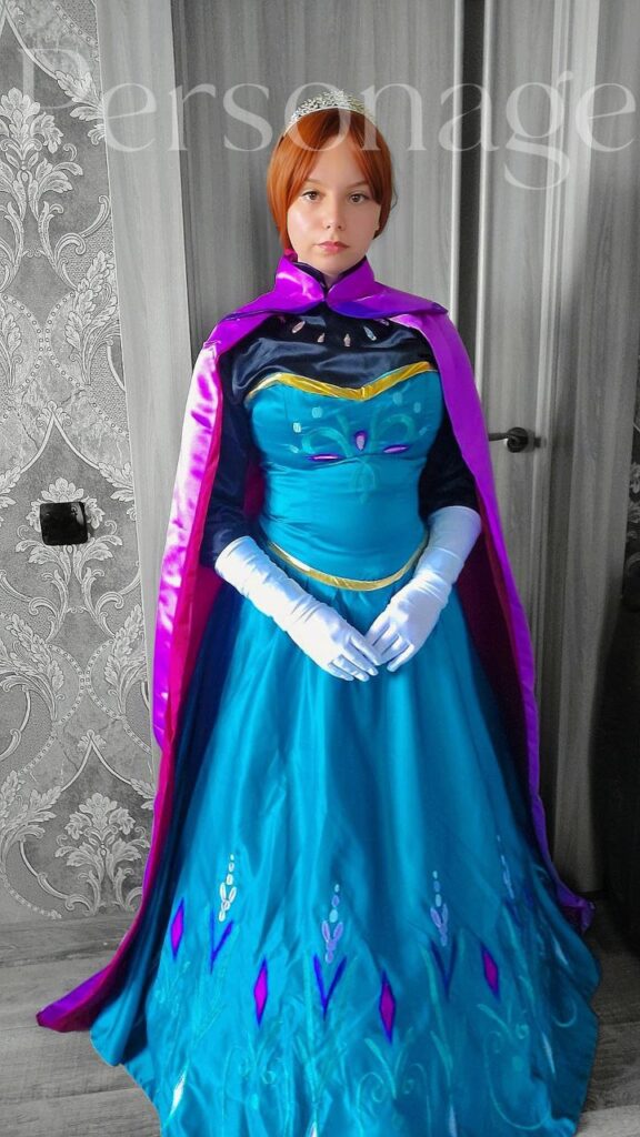 Костюм Ельзи з мультфільму 'Холодне серце' блакитного кольору з фіолетовим плащем.