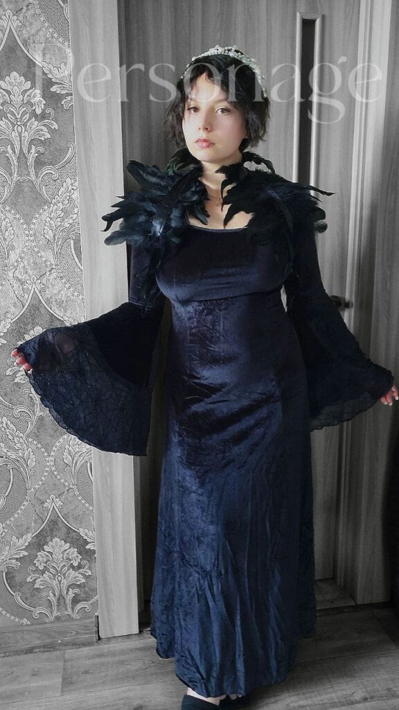 Жіноча бархатна готична сукня чорного кольору з широкими рукавами.