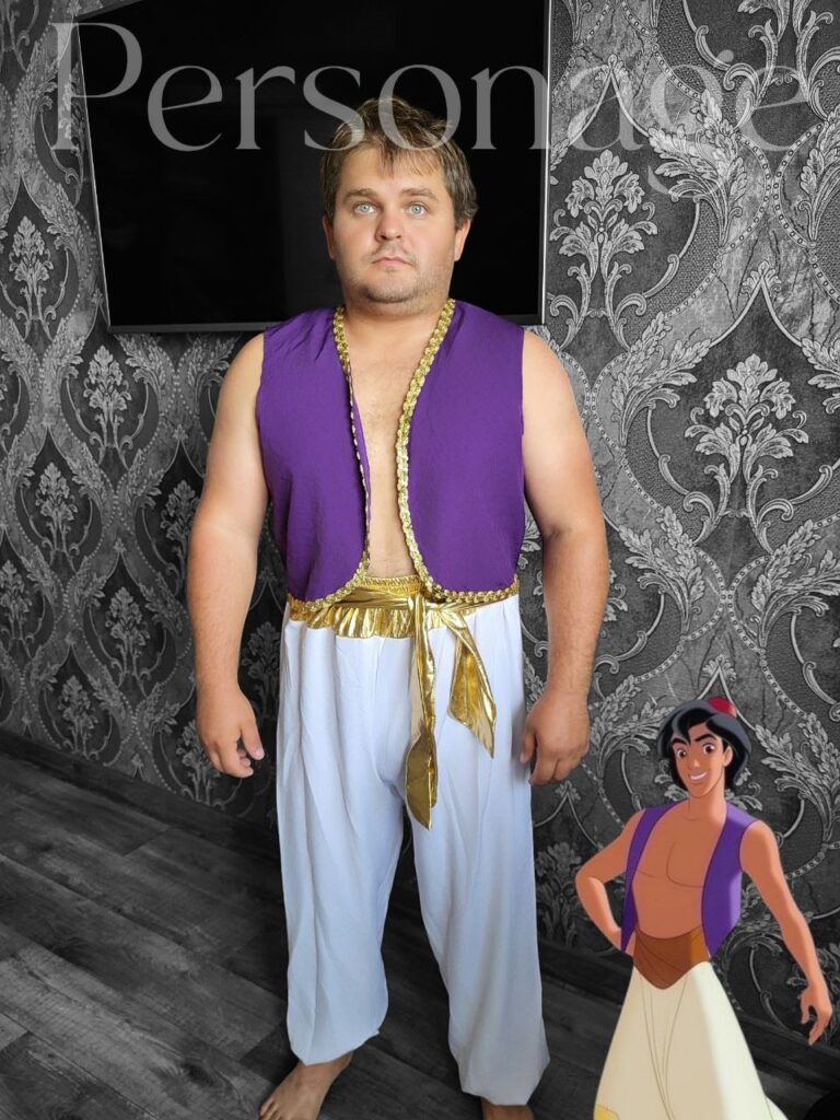 Чоловічий карнавальний костюм Алладіна, що складається з фіолетової жилетки та білих шароварів із золотим поясом.