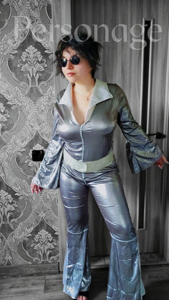 Танцювальний сріблястий костюм