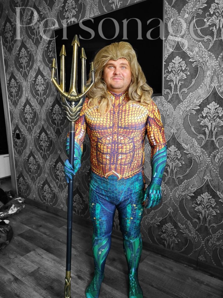 Чоловічий костюм Аквамена (Артура Каррі) у повному образі з тризубом та золотистою перукою на тематичну вечірку.
