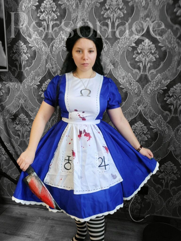 Жіночий костюм Аліса Божевільний світ, синьо-біла сукня з фартухом, заплямованим кров'ю, та бутафорським ножем.